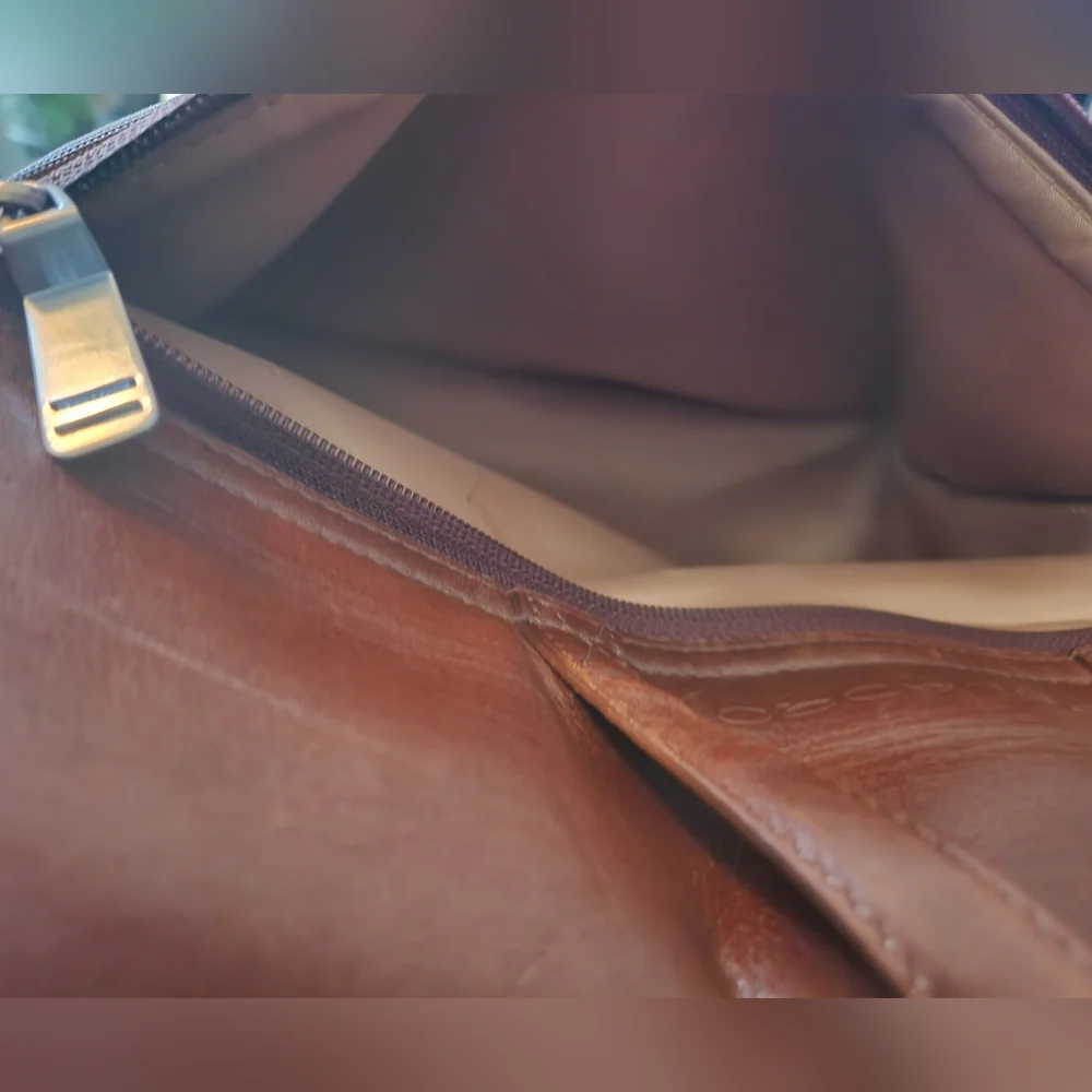 Piquadro fine leather Brown Laptop, business, messenger, bag. Rare find. - Picture 16 of 16